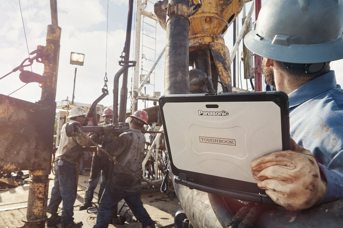 Oil workers with a TOUGHBOOK rugged computer at an oil rig