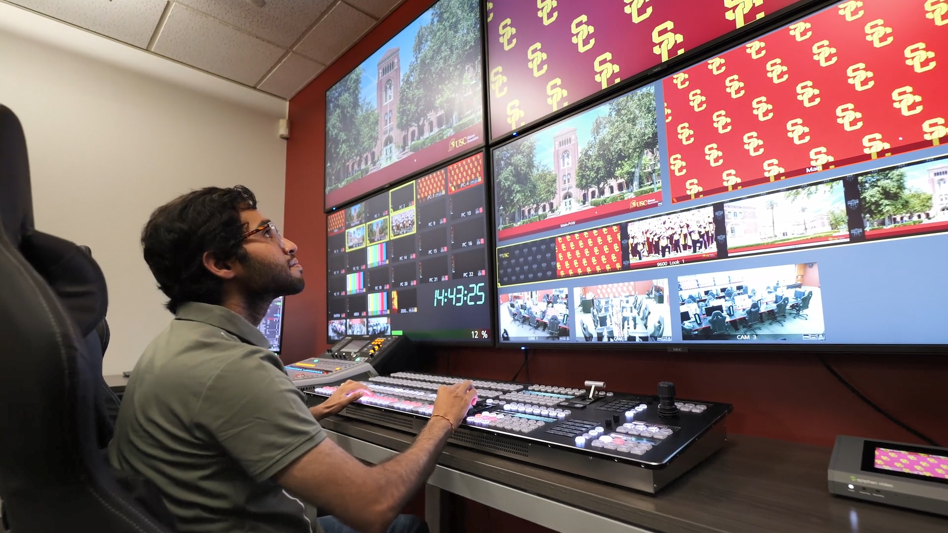 USC student in esports lab